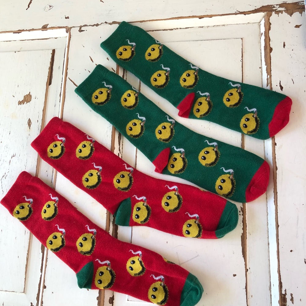 Set of 2 pairs Men Crew Socks Smiley Face Smoking